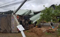 Xe tải mất lái tông chốt kiểm soát dịch , 1 đại úy công an bị thương