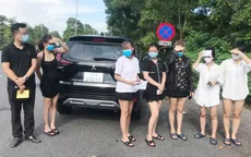 Xe du lịch chở 6 người dùng giấy đi đường giả
