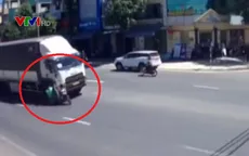 Sang đường ẩu, người phụ nữ bị xe tải tông ngã