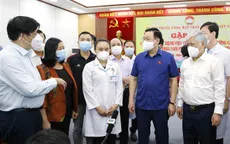 Chủ tịch Quốc hội thăm hỏi, động viên các cán bộ y tế tình nguyện vào tâm dịch