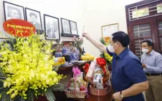 Chủ tịch Quốc hội Vương Đình Huệ thắp hương tưởng niệm đồng chí Lê Quang Đạo