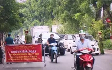 Hà Nội siết chặt kiểm soát, vẫn còn người dân ra đường không có giấy tờ, không lý do chính đáng