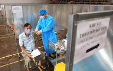 300 y, bác sĩ Phú Thọ hỗ trợ xét nghiệm và tiêm vaccine COVID-19 tại quận Đống Đa