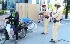Phương tiện chở hàng không thiết yếu vẫn vô tư ra đường