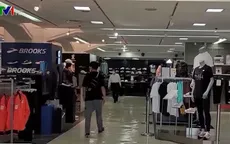 Dùng máy cảm biến để đếm số người vào trung tâm thương mại