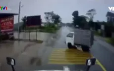 Ô tô suýt gây tai nạn khi sang đường nguy hiểm