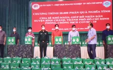 Quân khu 7 trao hàng ngàn phần quà giúp người dân khó khăn vùng tâm dịch