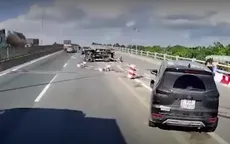 Ô tô con lao vào dải phân cách, húc lật xe tải trên cầu