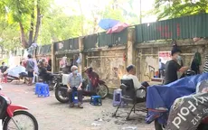 Người dân Hà Nội xếp hàng cắt tóc, nhiều hàng quán dè dặt mở cửa