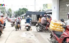 Xe máy chứa sẵn thực phẩm tươi sống "dạo quanh" phố phường, bán hàng giữa phố