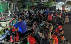 Người dân chạy xe máy về quê bị kẹt, ùn tắc tại cầu số 10 trên QL1A