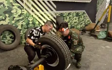 Đạo diễn Việt Tú thể hiện khả năng sửa xe trong chương trình Chúng tôi chiến sĩ