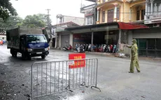 Hà Nội: Đâm ô tô đổ rào chắn 2 chốt kiểm soát COVID-19 liên tiếp, cuốn 1 xe máy vào gầm xe