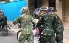Xe đạp thồ chở lương thực giúp dân