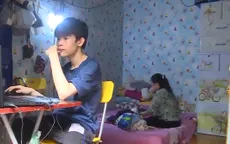 Gia đình nghèo xoay xở mua điện thoại, máy tính cũ để con học online năm học mới