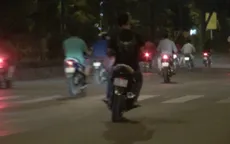 Bắt giữ nhóm "quái xế" đua xe quanh hồ Gươm đêm cuối năm