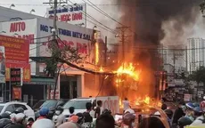 Nổ trạm điện, lửa cháy lan sang showroom ô tô