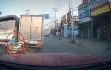 Bị kẹp chặt giữa 2 ô tô tải, chủ xe lôi thoát chết thần kỳ