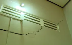 Thi công cống kiểm soát lũ làm lún nứt nhà dân