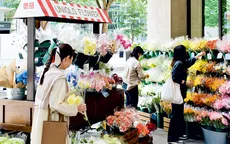 Thương hiệu thời trang Nhật Bản bán thêm hoa ở cửa hàng quần áo