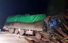 Xe tải chở gỗ bị mất lái gây tai nạn trên QL16, 3 người thương vong