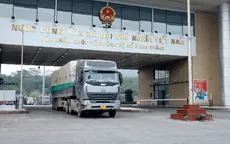 Xuất nhập khẩu qua cửa khẩu Lào Cai nhộn nhịp ngày đầu năm mới