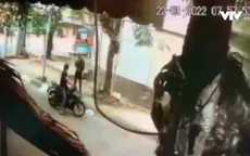 Cô gái trẻ giành lại xe từ nhóm cướp