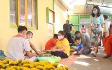 TP Hồ Chí Minh: Công nhân khu lưu trú gói bánh chưng đón Tết