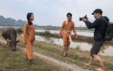 MC "Chiều cuối năm" vui vẻ dắt trâu, lội ruộng trong thời tiết lạnh giá