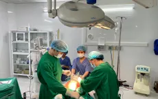 Bé 2 tuổi bị bỏng nước nóng, gia đình bôi tro bếp sơ cứu khiến tình trạng thêm trầm trọng