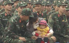 Chúng tôi chiến sĩ: Chiến sĩ trẻ nghẹn ngào khi lần đầu được gặp con gái