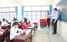 Học sinh lớp 9, 12 ở Bến Tre đi học trở lại từ 10/1