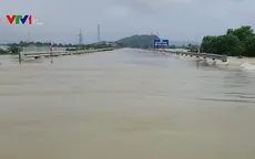 Quốc lộ 1A ngập sâu, CSGT ứng trực 24/24 không để người dân đi vào vùng nguy hiểm