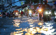 Triều cường đạt đỉnh, nhiều tuyến đường tại TP Hồ Chí Minh biến thành sông