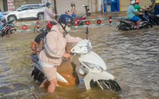 Tình nguyện viên dầm mưa, lội nước giúp người dân trong triều cường