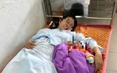 Cảnh sát dùng xe chuyên dụng vượt lũ đưa sản phụ đi sinh con