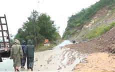 Sạt lở nghiêm trọng, hàng trăm người dân bị cô lập