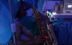 Chơi saxophone trong khi phẫu thuật não