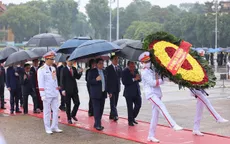 Đại biểu dự Kỳ họp thứ 4, Quốc hội khóa XV vào Lăng viếng Chủ tịch Hồ Chí Minh