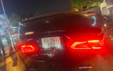 Tài xế có biểu hiện say xỉn lái ô tô tông xe máy rồi lật ngửa trên đường