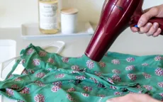 Mẹo giữ quần áo phẳng phiu không cần bàn ủi