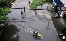 TP Hồ Chí Minh: Triều cường vượt mức báo động 3, người dân bì bõm lội nước về nhà