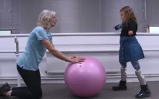 Em bé 8 tuổi được lắp chi giả điều khiển bằng máy tính