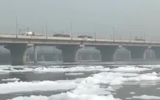 Sông Ấn Độ nổi đầy bọt trắng do ô nhiễm