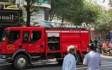 Cửa cuốn không hoạt động, một người mắc kẹt trong đám cháy