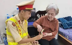 Cảnh sát giao thông đưa cụ bà bị lạc về nhà an toàn