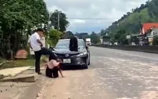 Người đàn ông đạp liên tục vào đầu một phụ nữ quỳ gối giữa đường