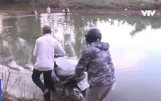Cầu hư hỏng, người dân nhọc nhằn vượt sông