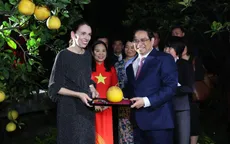 Hai Thủ tướng Việt Nam và New Zealand thăm Nhà sàn Bác Hồ
