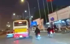 Ngán ngẩm cảnh "hung thần đường phố" và ô tô chèn ép nhau